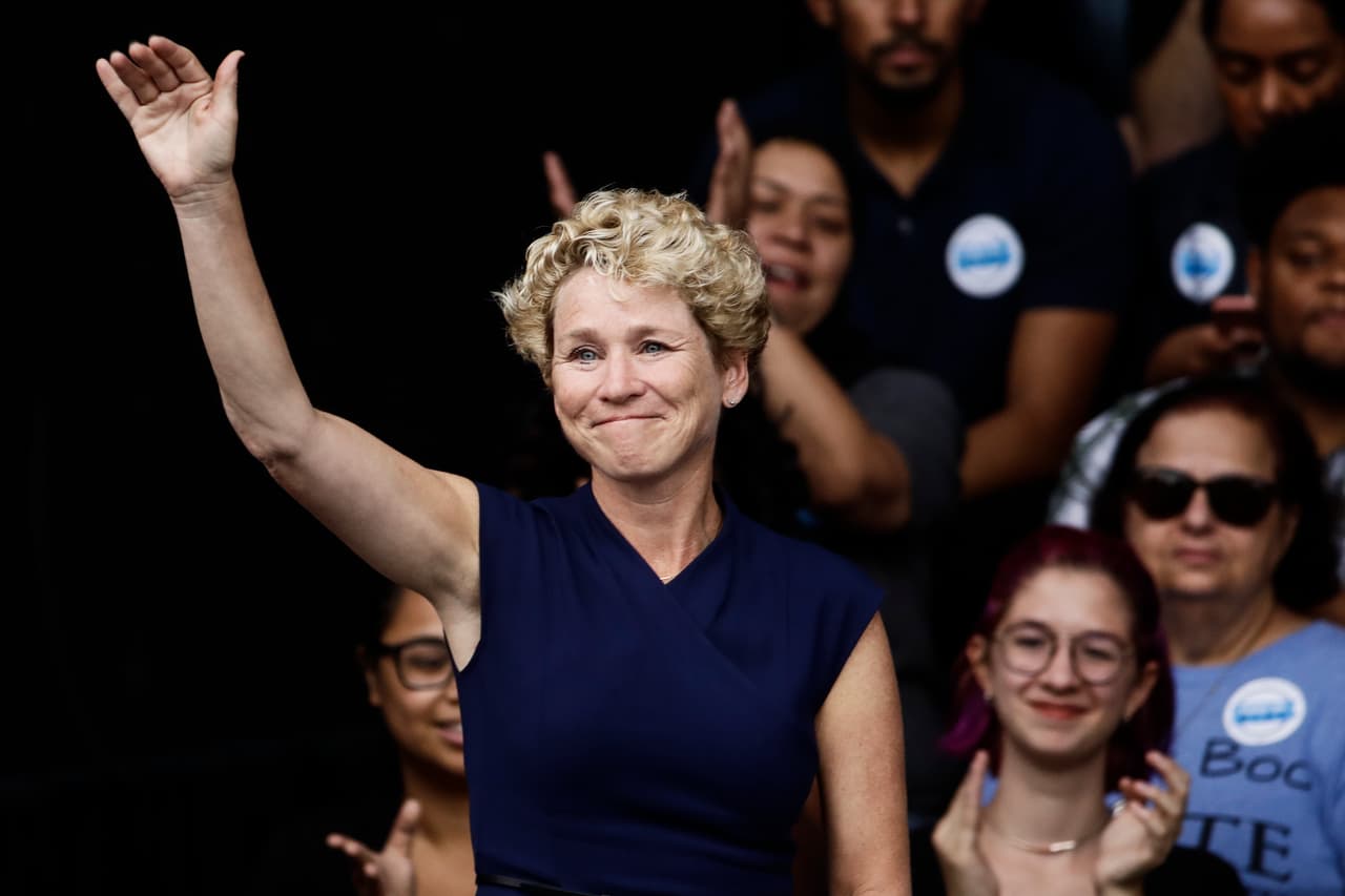 <b>Chrissy Houlahan. </b>Candidata por el Distrito 6 de Pennsylvania. Fue profesora de química de secundaria y capitana de la Fuerza Aérea. Fundó una empresa de indumentaria deportiva y dirigió un programa de alfabetización para niños pequeños. Es candidata por primera vez y se enfrenta al republicano Greg McCauley.