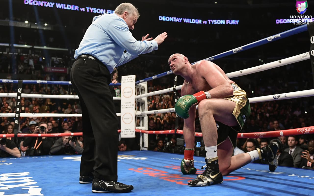 Tyson Fury y Deontay Wilder brindaron una pelea para la historia en el Staples Center de Los Ángeles. Wilder, monarca del CMB de peso completo, tiró en dos ocasiones al inglés, quien se levantó tras dominar la contienda con su elusivo boxeo. AL final, los jueces otorgaron un empate.