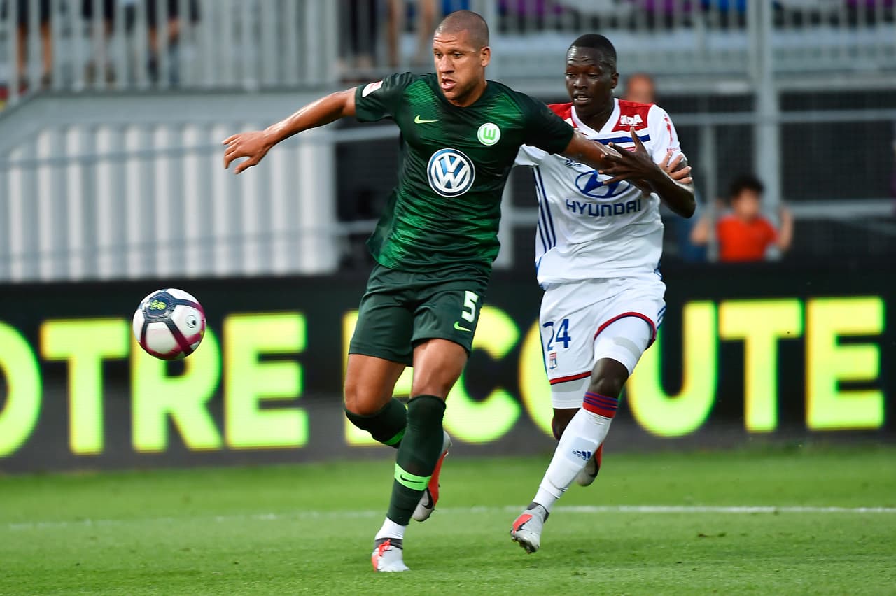 Se dice que el holandés Jeffrey Bruma estaría en la puerta de salida del Wolfsburgo para jugar con Augsburgo.