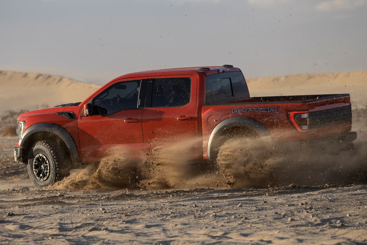 ¿Qué diferencia podría haber entre una Raptor ‘básica’ y una Raptor R? Es obvio que lo primero que se nos viene a la mente es su motor. Aún no hay nada oficial, pero para Ford no sería descabellado adoptar una estrategia de dos motores, un V6 y V8. Primero, porque no obligaría a los clientes a desembolsar más dinero para poder tener acceso a la Raptor; y segundo, porque también se dirigirían a quienes buscan una pickup más agresiva, en sintonía a lo que ahora ofrece Ram con su TRX.