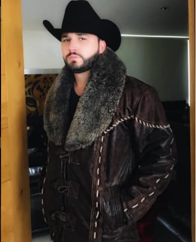 'El Jaguar' gusta de los grandes 'chamarrones' de esos que se unsan en los ranchos o en lugares bastante fríos del norte de la República Mexicana.