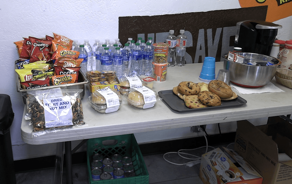 Comida, agua y botanas son proporcionadas de manera gratuita de lunes a viernes.
<br>