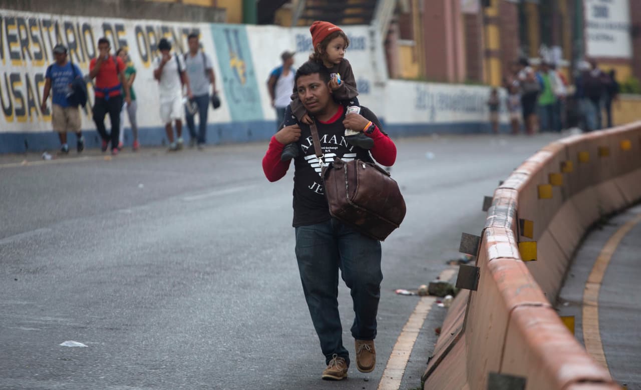 Un migrante hondureño con su hijo en hombros. El presidente Donald Trump confirmó hace pocos días que su gobierno estaba considerando, nuevamente,
<a href="https://www.univision.com/noticias/inmigracion/el-gobierno-de-trump-planea-volver-a-separar-familias-de-inmigrantes-en-la-frontera"> <u>separar forzosamente familias migrantes en la frontera</u></a> como parte del plan para detener la inmigración indocumentada.