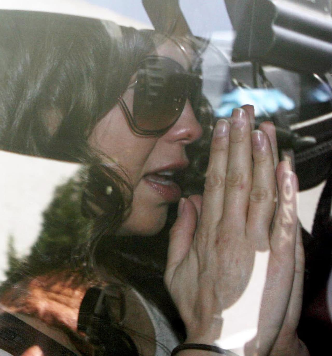 En mayo del 2011 Thalía estaba a dos semanas de dar a luz a su segundo hijo, cuando la sorprendió de forma repentina la muerte de su mamá, Yolanda Miranda a causa de un ataque al corazón en la ciudad de México. A pesar del avanzado embarazo, Thalía viajó devastada desde Estados Unidos para despedirse de su madre.