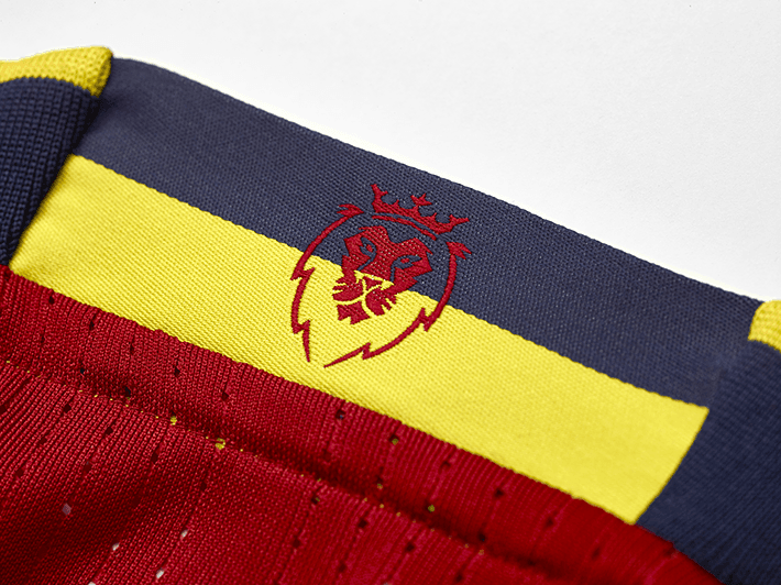 Dentro del cuello, se puede observar el leman del club "Believe" (Cree), mientras que por la parte exterior se verá la silueta de Leo, el león mascota del club.