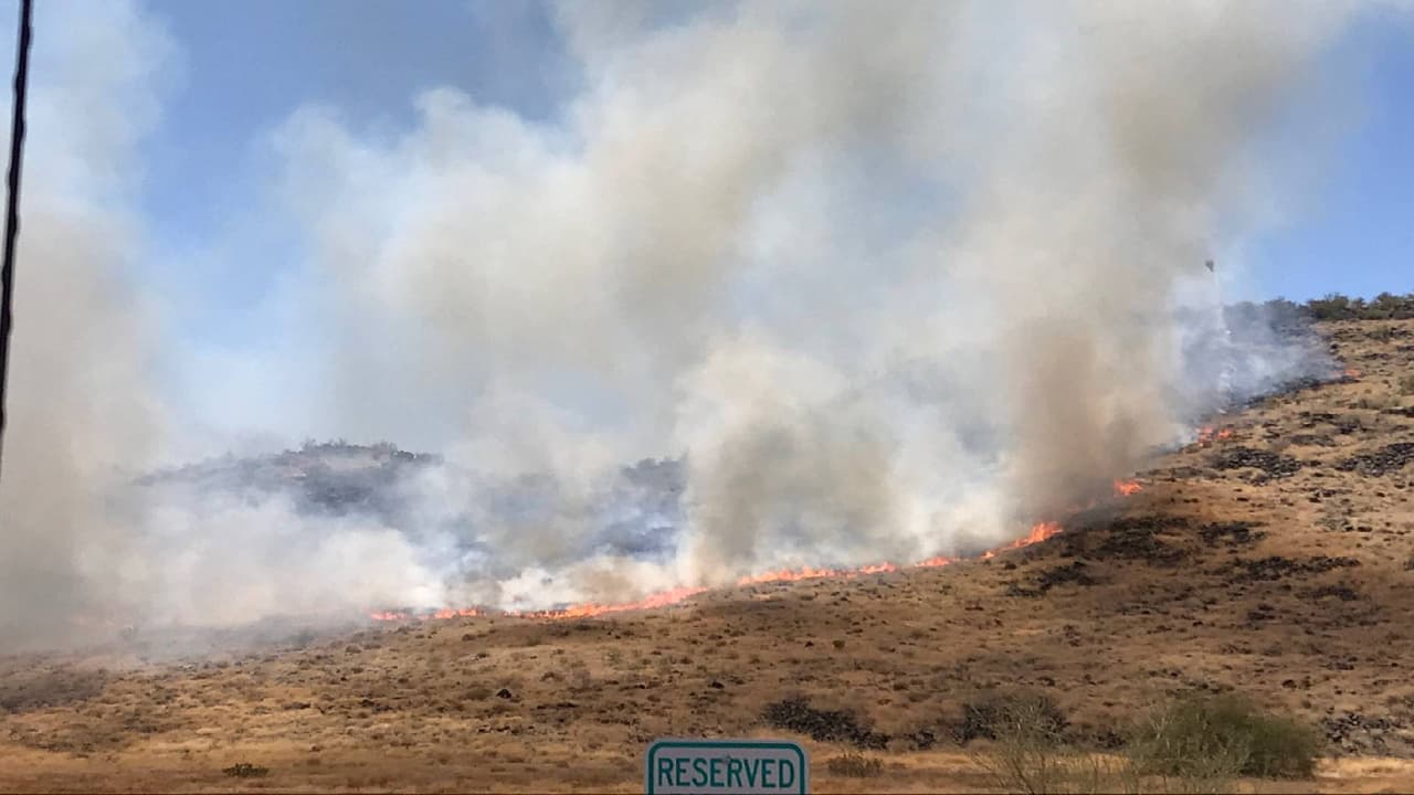 Los bomberos dicen que los helicópteros utilizarán lagos cercanos para obtener agua. “Evite el área ya que las tripulaciones están utilizando un helicóptero para operaciones de agua”, alerta el departamento de bomberos de Glendale. 
<br>