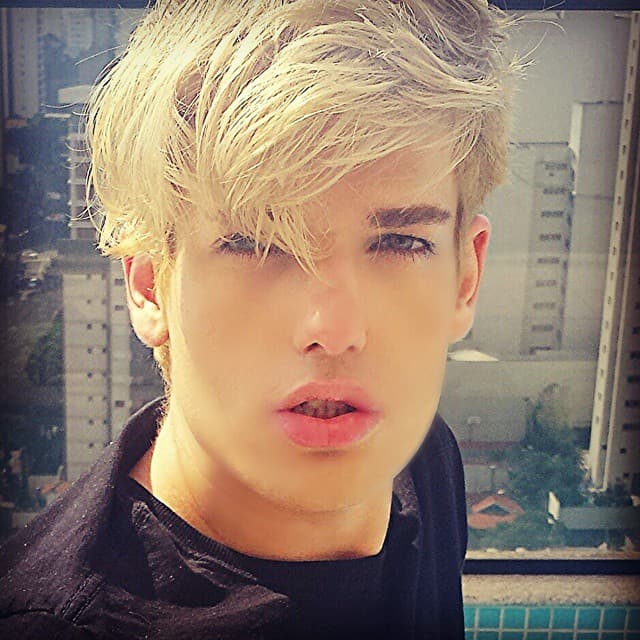 Su padre declaró durante su funeral en Brasil: "Justo cuando estaba cumpliendo sus sueños, descubrió que tenía la enfermedad".