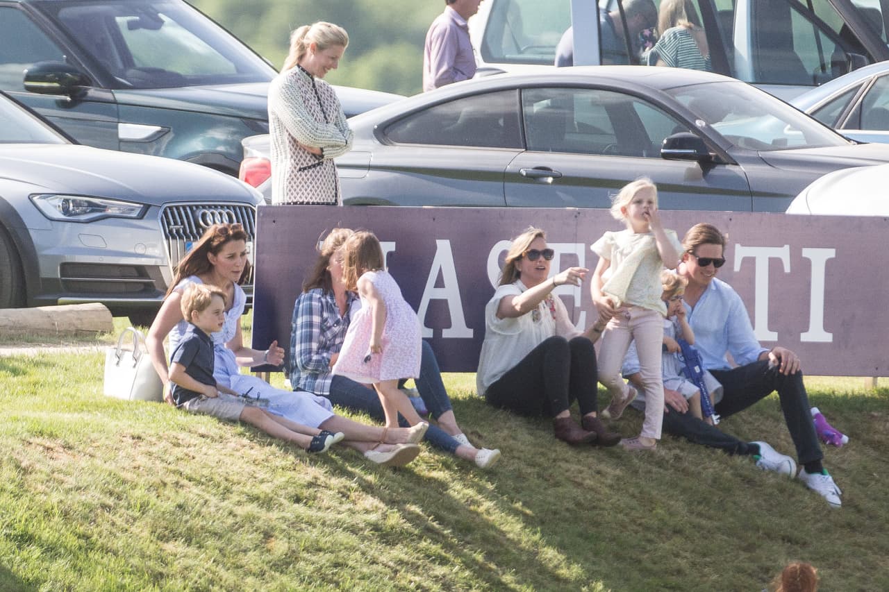 Ese domingo le dijeron adiós al protocolo y
<b><a href="https://www.univision.com/entretenimiento/realeza/mira-el-regano-que-kate-middleton-le-hizo-al-principe-george-por-su-berrinche-en-la-boda-de-pippa-middleton-fotos"> saltaron y jugaron sin miedo</a></b> al qué dirán (o a que los miren mal).