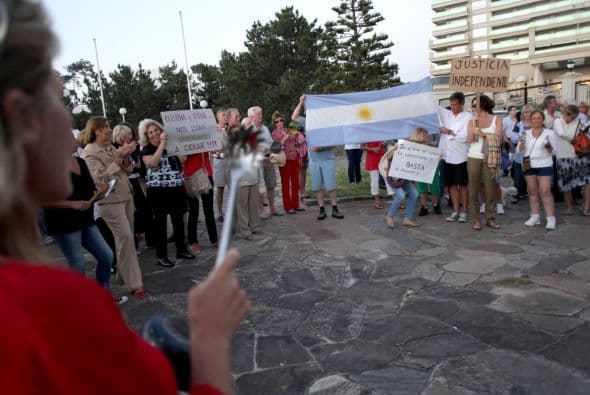A la par que crecían las protestas fue también aumentando la represión. En la jornada más sangrienta murieron más de 50 personas a manos de la policía o militares que Pinochet sacó a las calles, en el inicio del fin de su cruento régimen que dejó más de tres mil víctimas.