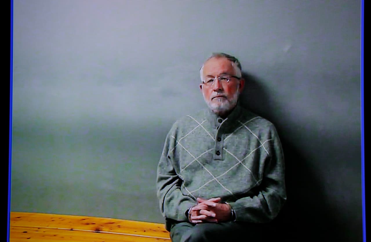 William Strampel apareció este martes en corte de Michigan a través de un monitor por el que le leyeron los cargos criminales.