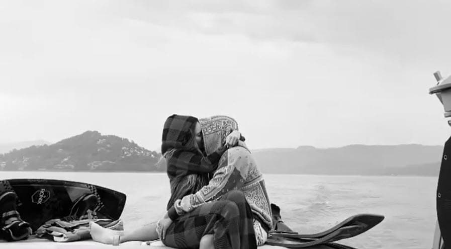 "Me sentí muy halagada", dijo, "te puedo decir que a Christian lo admiraba como artista y como ser humano, pero hoy puedo decir que estoy feliz y enamorada".
<br>