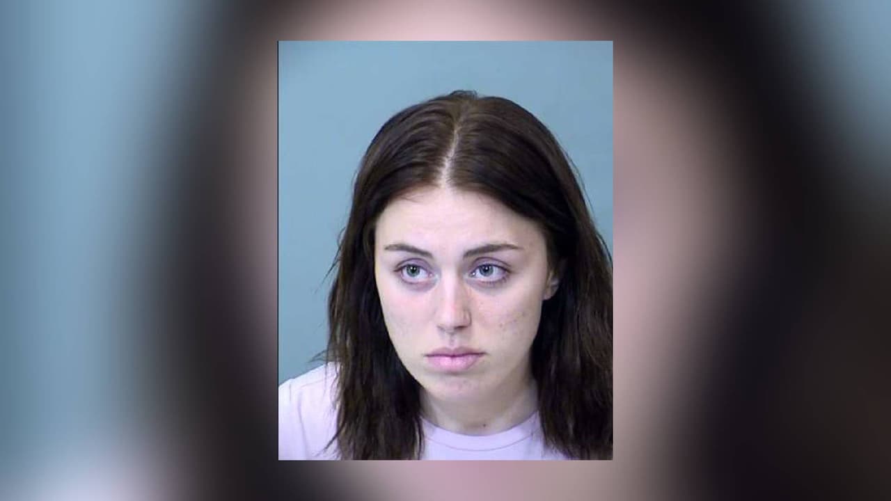 Asistente de maestra es detenida por abuso en contra de un estudiante de 13 años