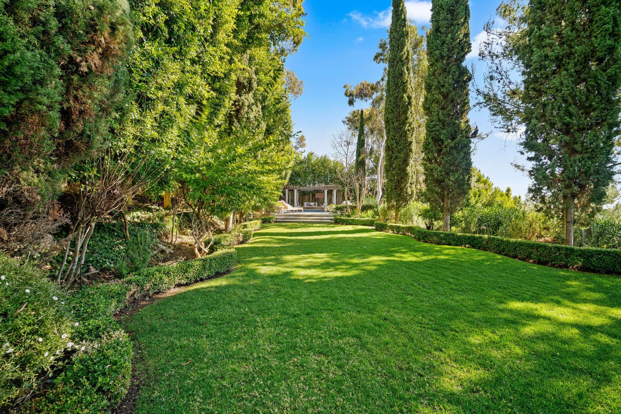 La mansión a la que supuestamente han echado ojo también tiene un 
<b>jardín de un acre </b>de superficie. 
<br>