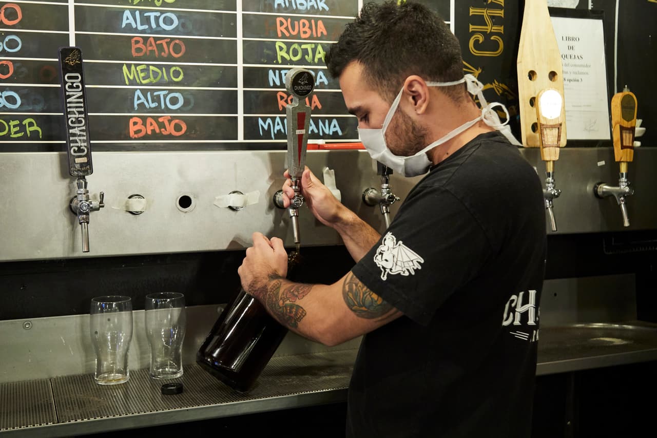 Sin embargo, dicha ley no permite que la bebida sea abierta dentro de un vehíchulo ni consumida.