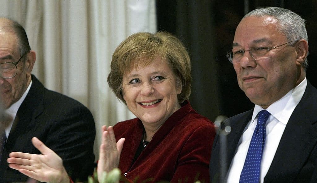 En 2006, Powell coincidió con Angela Merkel
<b> </b>(izquierda) en la embajada alemana de Washington DC durante una visita de la canciller a Estados Unidos.