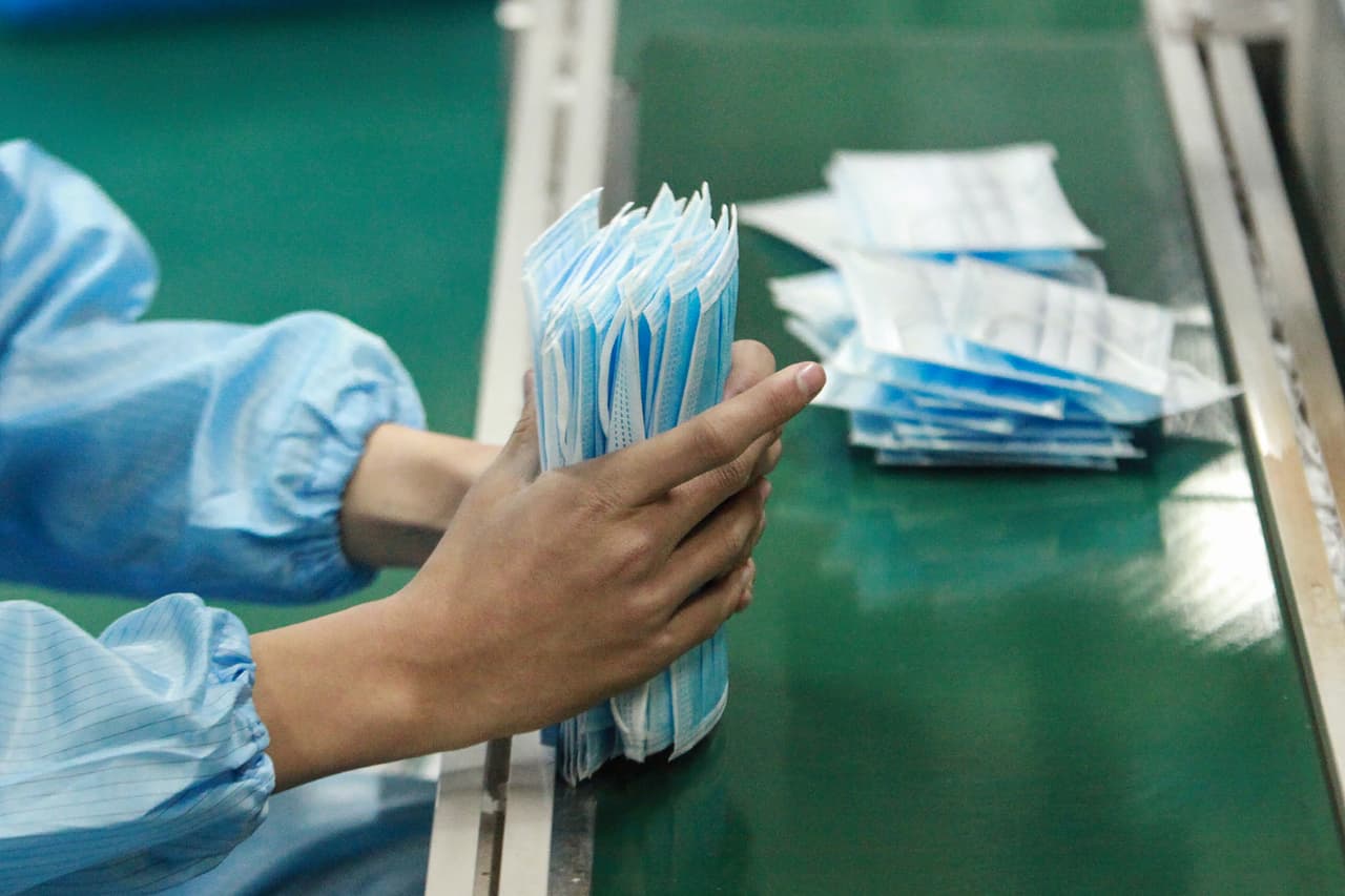 <b>Suministros médicos falsos: </b>los sitios web falsos afirman vender suministros de seguridad como mascarillas y guantes o productos para "prevenir" el coronavirus. La Comisión Federal de Comercio dice: “Actualmente no hay vacunas, píldoras, pociones, lociones, pastillas u otros productos recetados o de venta libre disponibles para tratar o curar COVID-19 - en línea o en las tiendas. " Solo compre en tiendas de buena reputación y busque un candado en la barra de direcciones para indicar un sitio seguro.Puede encontrar más información sobre EPP no aprobado o falsificado en 
<a href="https://www.cdc.gov/niosh/" target="_blank">www.cdc.gov/niosh</a>.