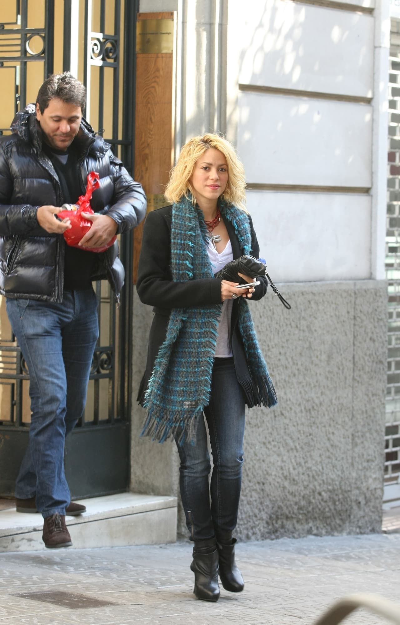 Pero este 2019, Shakira ha decidido comenzarlo refrescando su imagen y este lunes fue sorprendida en Barcelona luciendo su cabellera rubia, pero más corta.