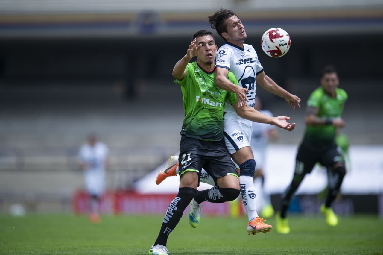 Con la superioridad numérica, Pumas commienza a encontrar espacios en la defensa y sus ataques comienzan a ser más peligrosos.