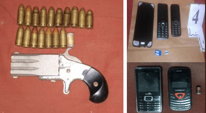 Imágenes de la policía también muestran que también se encontraron armas y numerosos teléfonos.