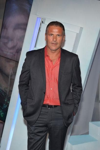 "Un amigo me invitó a una empresa para 
<b>vender seguros de vida y de inversión</b>, se me hizo muy interesante, estoy sacando la licencia no me quita nada".
<br>