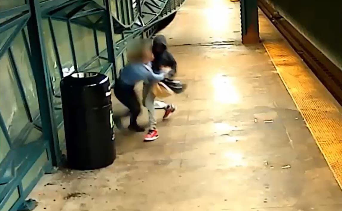 Sospechoso le arrebata bolso y teléfono a mujer en estación del Metro de Brooklyn