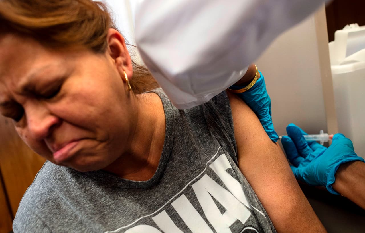 Aún puede estar en riesgo si fue vacunado con una vacuna inactivada, que se utilizó desde 1963 hasta 1967, y no se ha revacunado; o nació después de 1957 y solo recibió una dosis de la vacuna MMR.
<br>