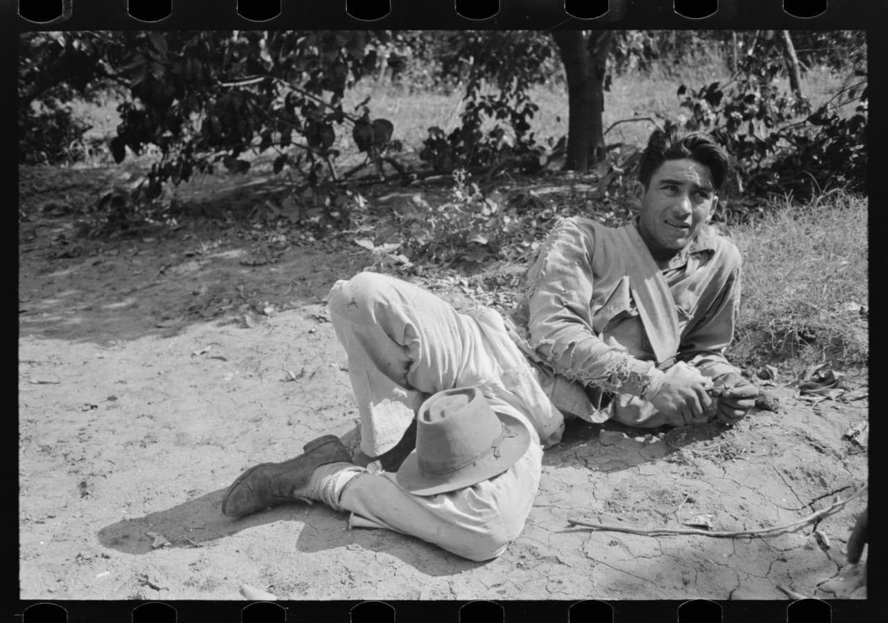 Un agricultor se toma un descanso. Weslaco, Texas. Febrero de 1939.