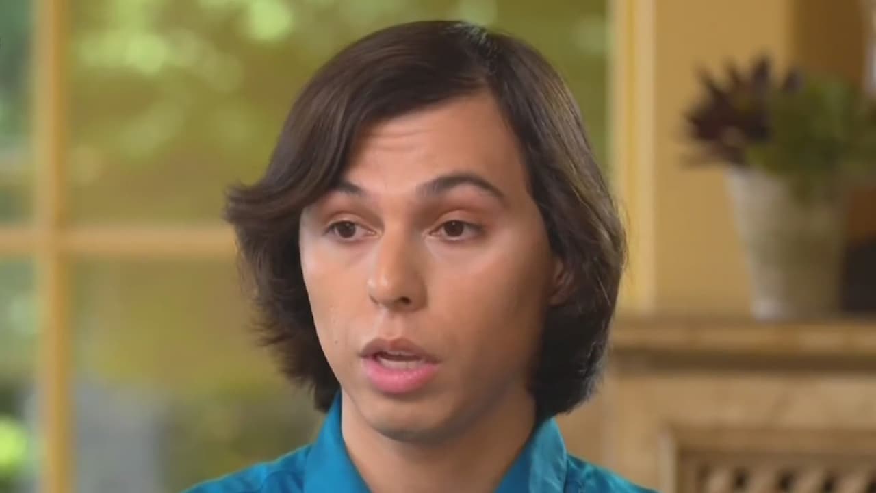 Joao Gabriel Alberto Aguilera muestra documentos que lo identifican como heredero legítimo de Juan Gabriel