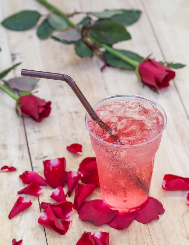 <b>Aguas aromáticas. </b>Durante este caluroso verano podemos refrescarnos con unas deliciosas aguas detox o saborizadas completamente naturales. Puedes agregar los pétalos de rosa en bebidas como limonadas o aguas de frutos rojos para darle un toque original.