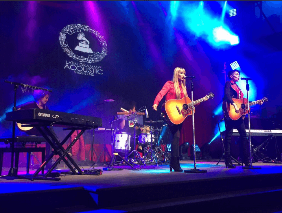 Hanna y Ashley tienen mucho que festejar, además de la íntima y sentida sesión musical que brindaron anoche.