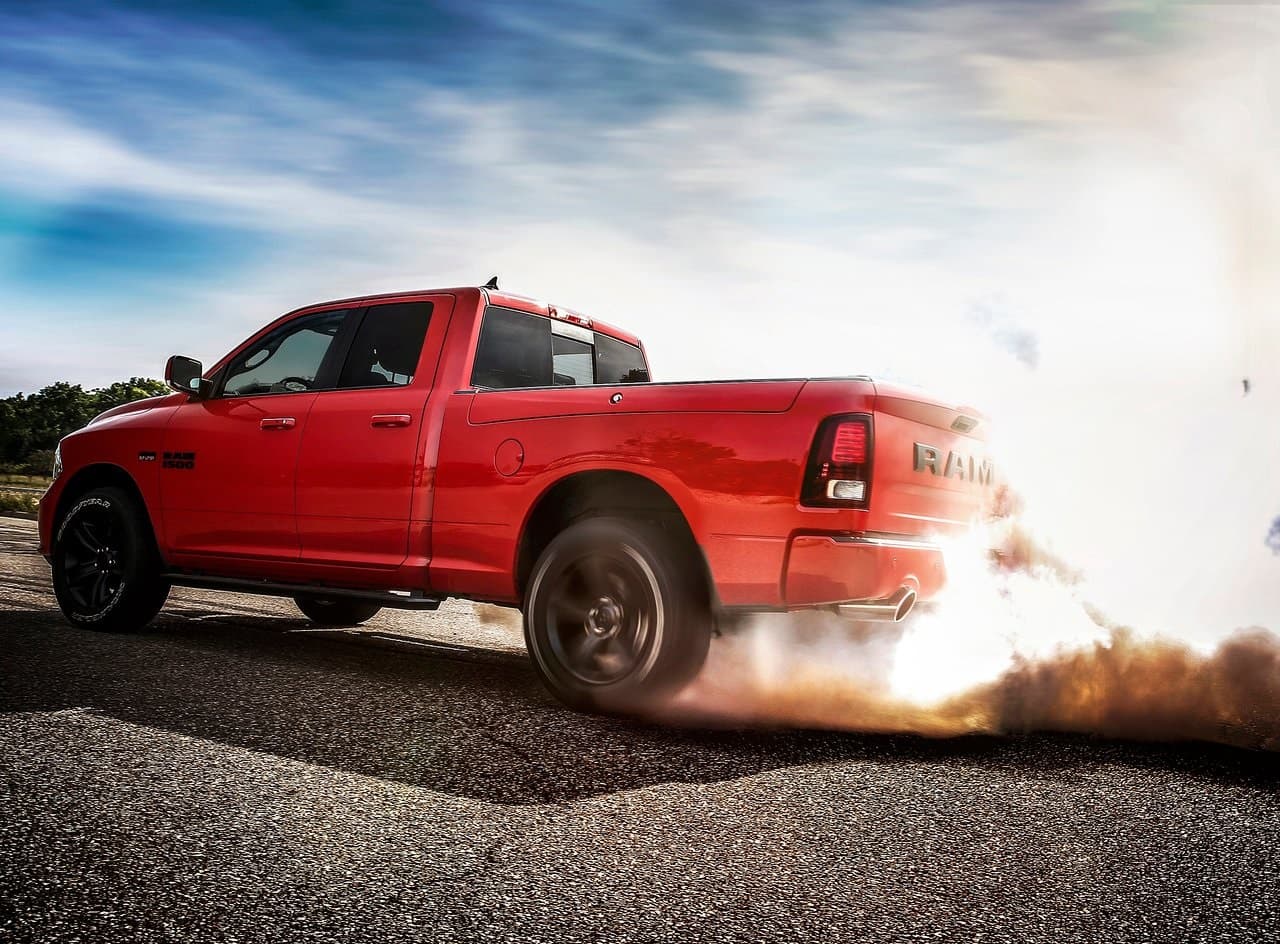 La Ram 1500 Night 2017 dispondrá de un amplio catálogo de actualizaciones y opciones, que incluirá por ejemplo, un sistema de gestión de carga RamBox iluminado el cual se podrá cerrar con abrazaderas de sujeción ajustables de amarre y doble propósito de la plataforma/divisor. El catálogo también incluirá piezas adicionales de alto rendimiento MOPAR que como un tubo de escape 'cat-back'.