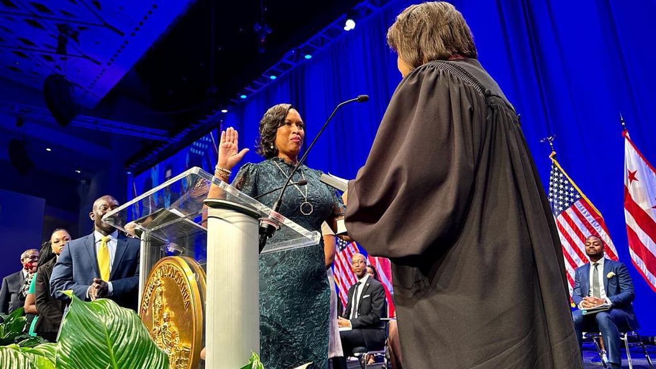 Muriel Bowser toma posesión como alcaldesa de Washington, DC, por tercer periodo