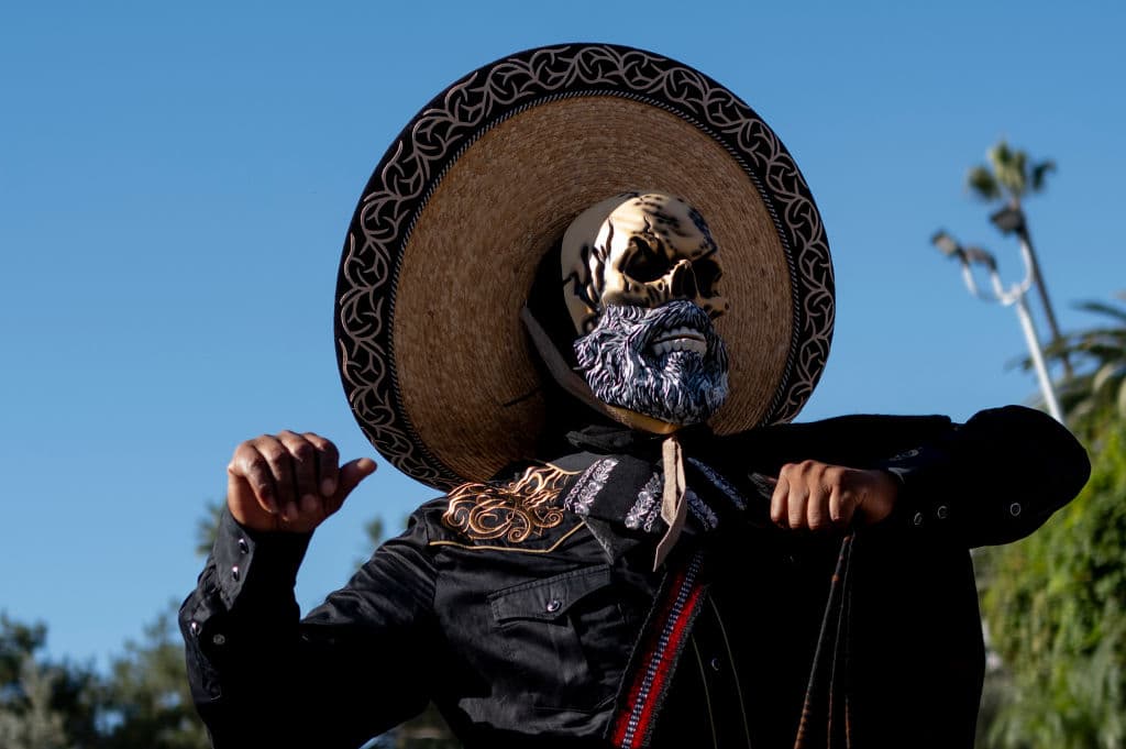 Todos los grupos de danzantes exhiben un tema, pero nadie ejecuta sin disfraz, respetando la tradición.