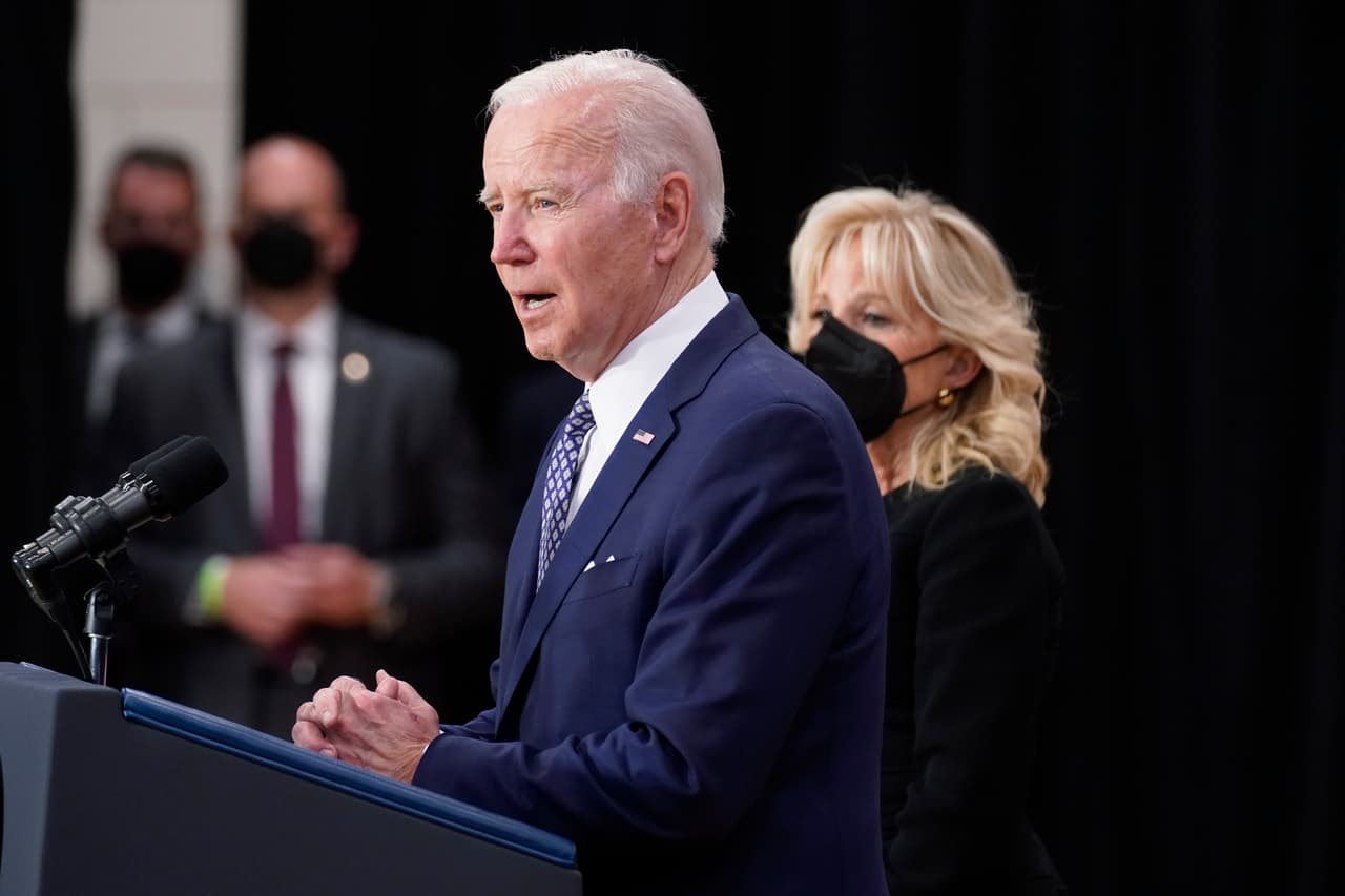 Biden volvió a insistir en la necesidad de sacar de las calles los rifles de asalto como la que usó el autor de la masacre. "Es posible porque ya lo hicimos antes", dijo.