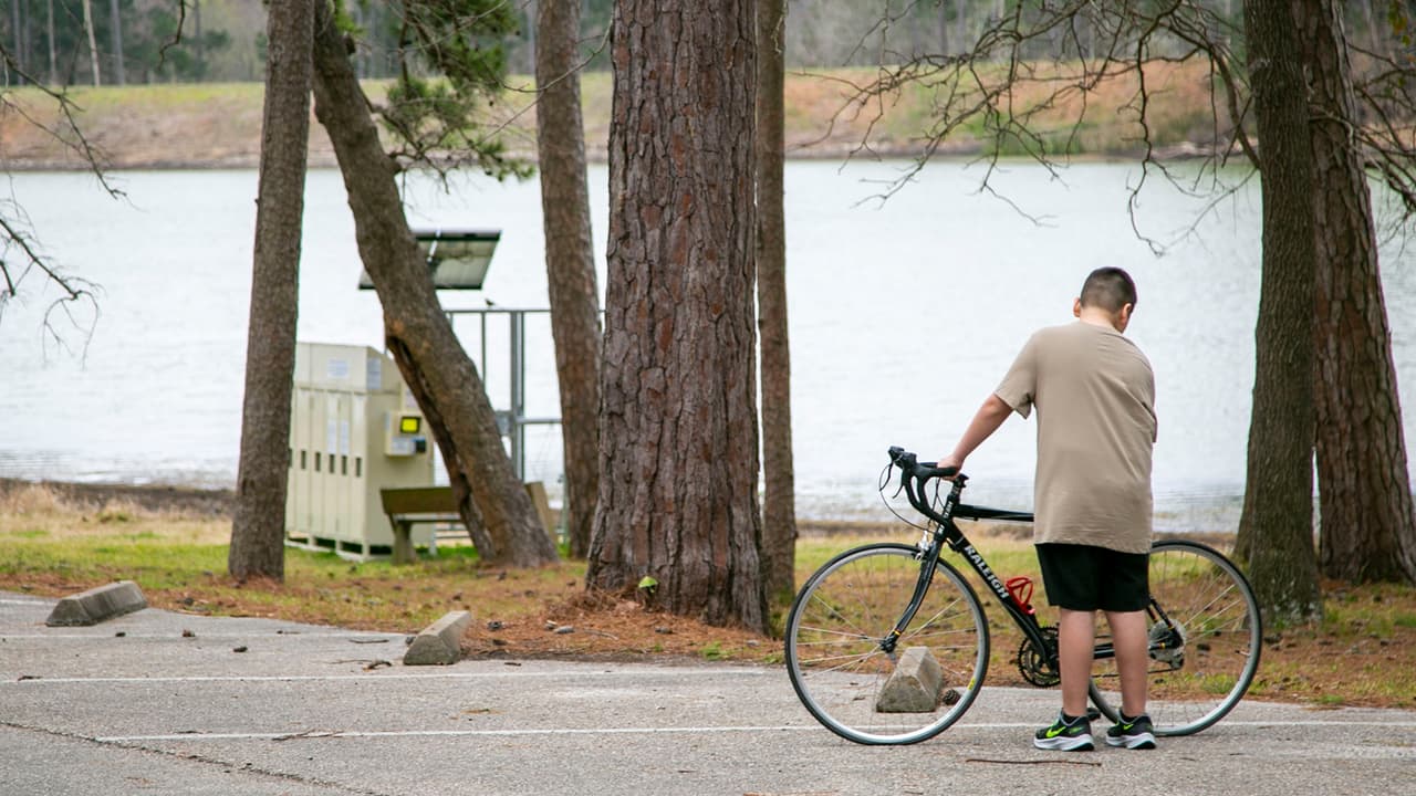 Tiene más de 160 sitios para acampar, recorrer en bicicleta y caminar.