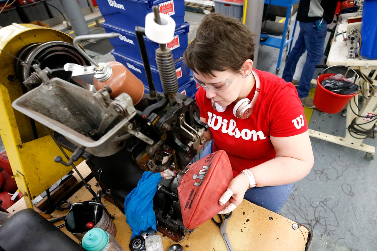 Cada balón que se usa en cada uno de los Super Bowls se fabrica en la empresa Wilson Sporting Goods, que está en Ada, Ohio, a una hora al sur de Toledo.