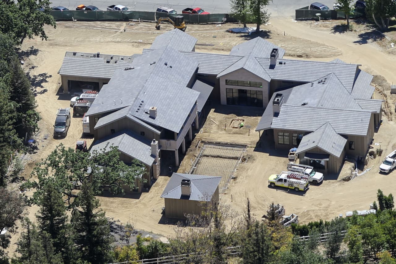 Mientras tanto, su mamá vendió la que tenía ahí en Hidden Hills, ubicada justo al otro lado de la calle de la de Kim Kardashian. La venta fue por 
<b>15 millones de dólares</b> en abril de 2020. 
<br>