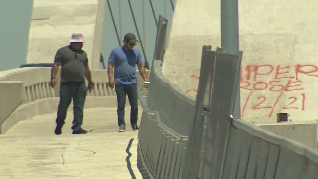 Grafitis y carreras clandestinas se toman el nuevo puente de la calle sexta en Boyle Heights