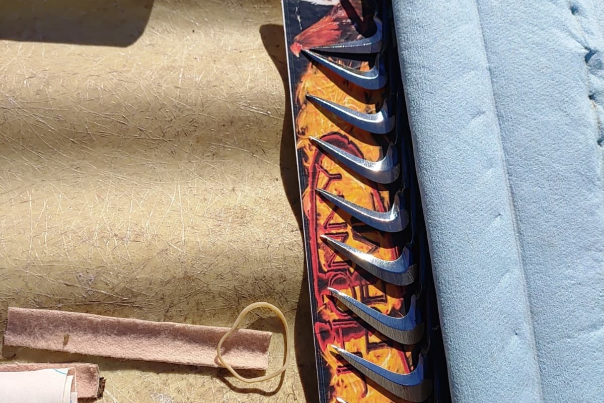 "Cuando los oficiales del Sheriff llegaron al lugar, todos los espectadores comenzaron a escapar, pero algunos fueron detenidos y varios más recibieron citaciones", dijo Alan Rosen, alguacil del precinto 1 del condado de Harris. Además, pudieron ver las cuchillas que le ponen a los gallos durante estos actos de crueldad animal.