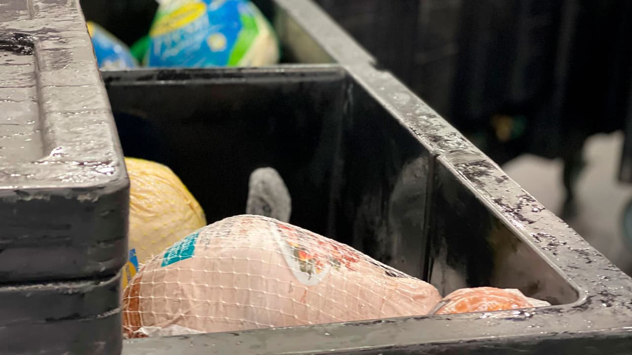 El objetivo del evento es alimentar a entre 25.000 y 30.000 personas desfavorecidas, familias, personas mayores y veteranos en el Centro de Convenciones George R. Brown, en el centro de Houston, para el Día de Acción de Gracias.