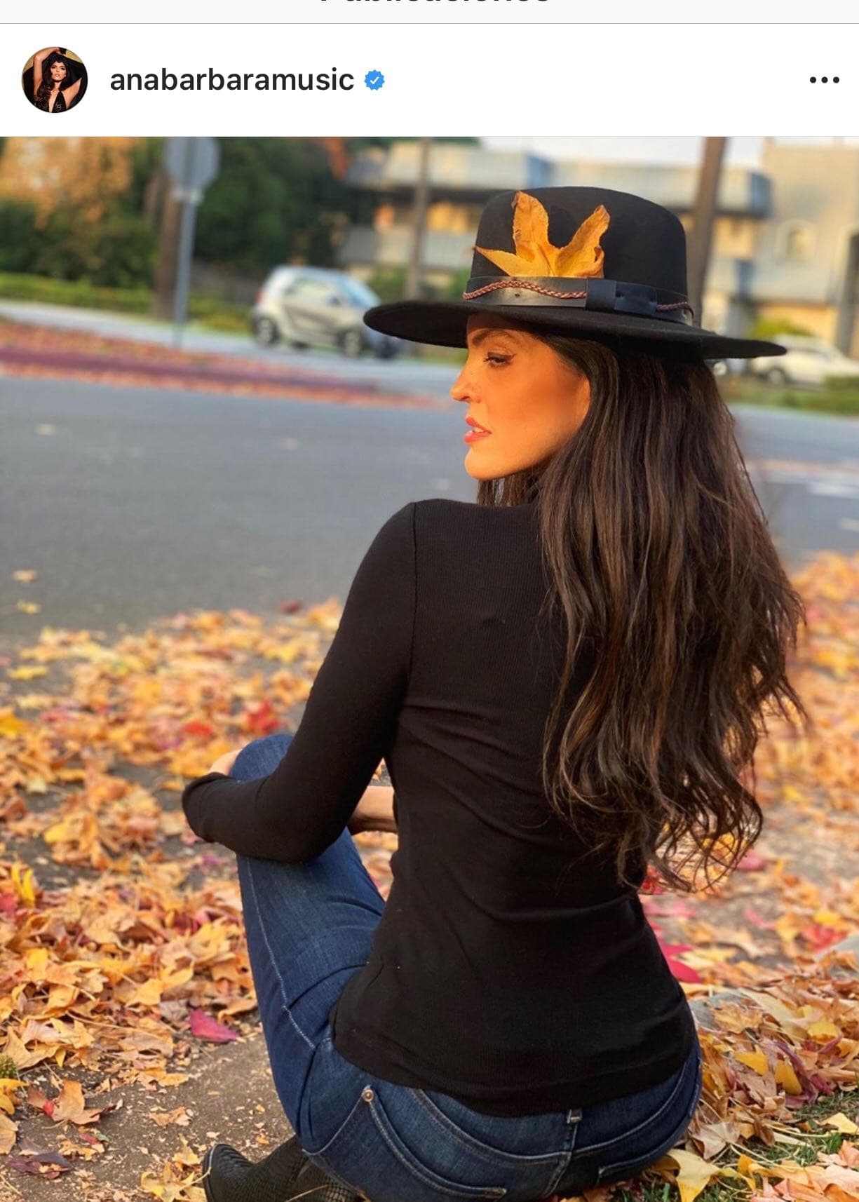 "De pronto detuvo la sesión fotográfica y se acercó con su manita suave y sutilmente agregó una hoja seca al sombrero diciéndome: 'Creo que esto te va a gustar'. Me di cuenta cómo de forma tan sensible, quiso hacerme parte del paisaje", comentó la intérprete.
<br>