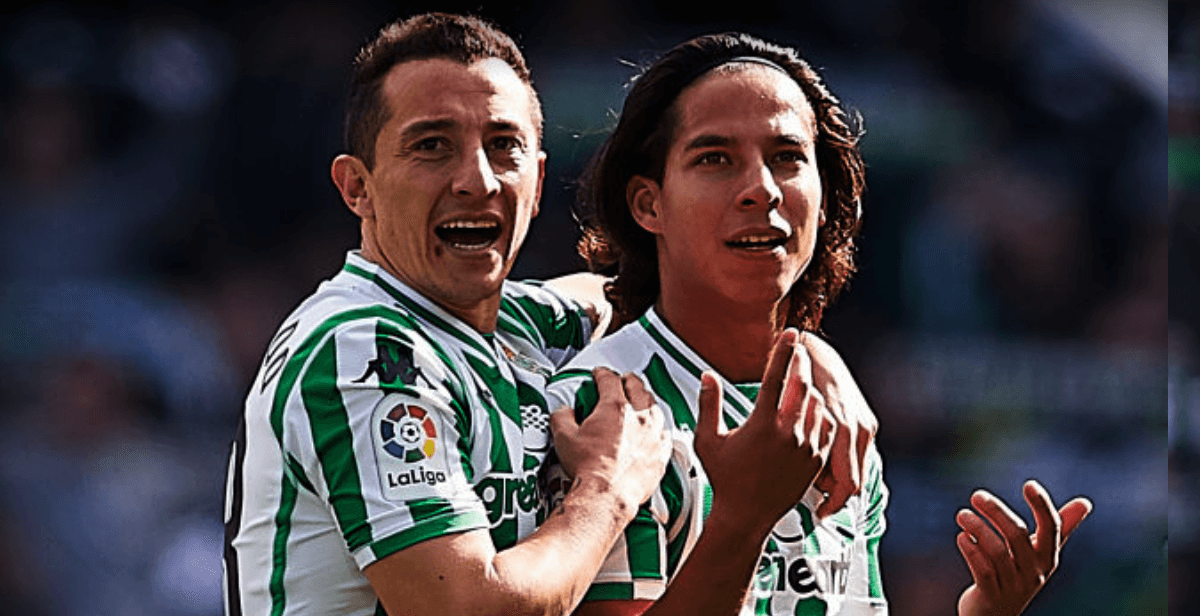 Andrés Guardado y Diego Lainez festejan la Copa del Rey ante miles de fans del Betis