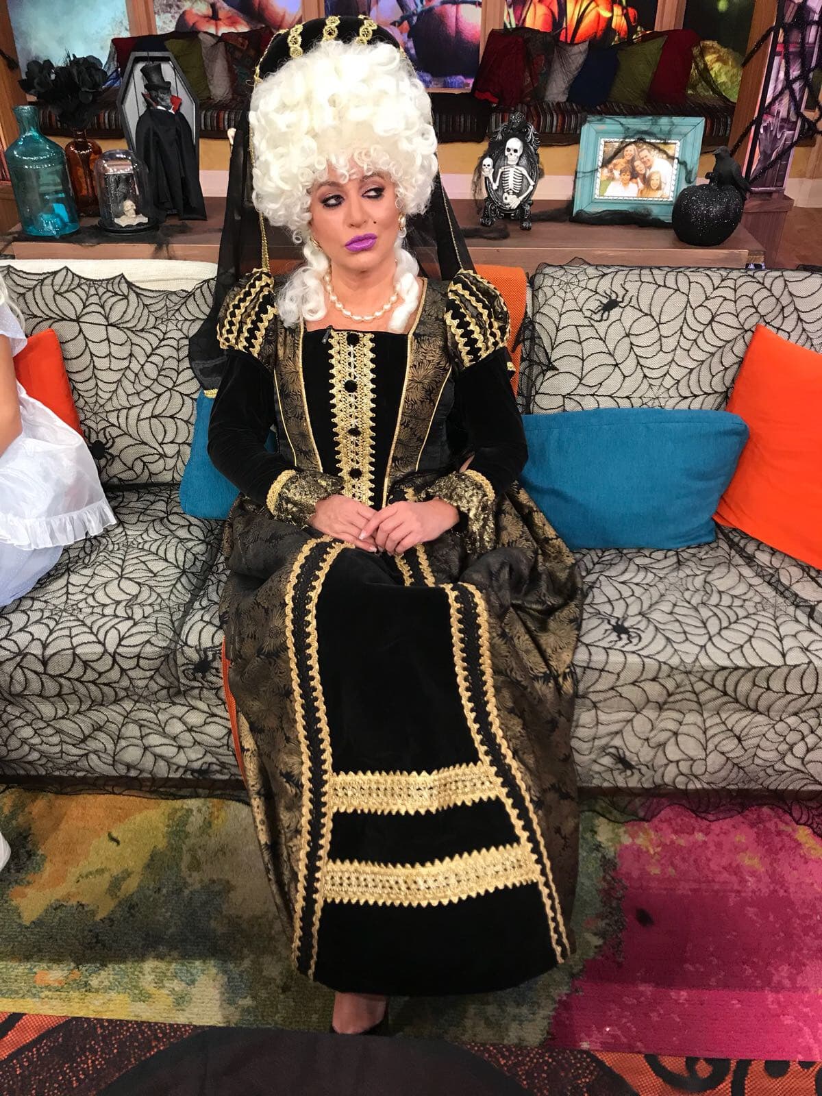 A Paola Gutiérrez se le vio muy elegante con su disfraz, aunque ella descubrió que ser de la realeza cuesta.