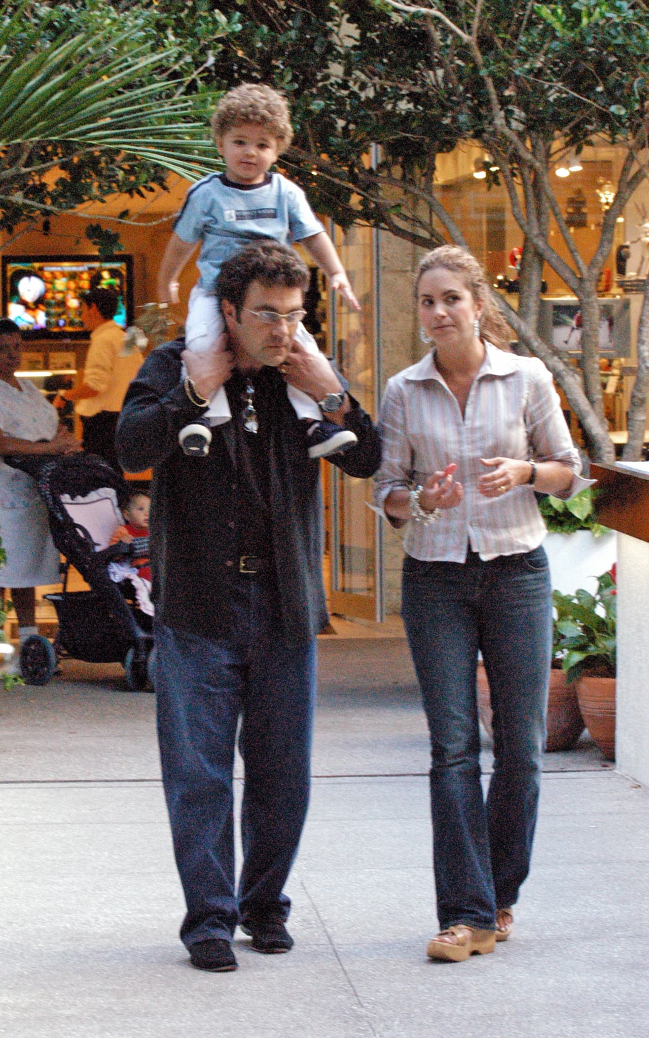 El mexicano recordó que ninguno quería que su enlace se televisara: "Hasta dos días antes se decidió", dijo. Fue ella quien aceptó: "Yo creo que el público que tanto nos quiere y que siempre ha estado en nuestra vida a través de todo, sí se merecería ver a dos artistas queridos por ellos". Mencionó que afuera de la Iglesia "fue un relajo" porque "había mucha gente y no sé qué".