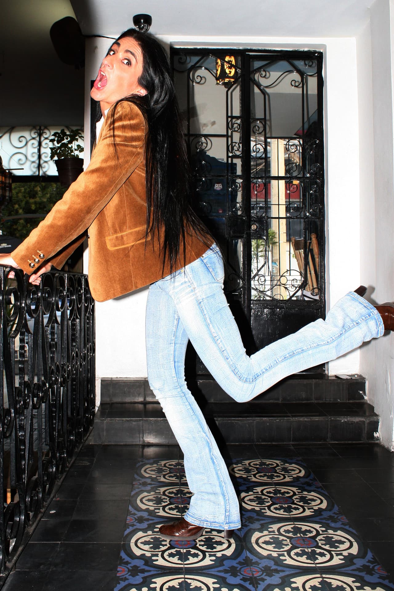 Aunque la mujer policía intentaba ayudarla, Torres insistía: "'¡No, no es té, es hierba!'".