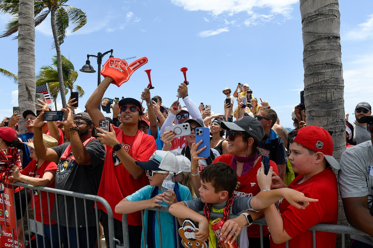 El equipo de los Panthers se convirtió en la décima franquicia de la NHL en lograr el título de campeón de la Copa Stanley en temporadas consecutivas.