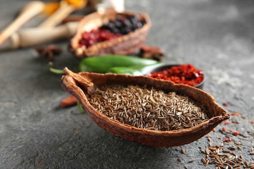 Para encender la pasión en la pareja, puedes empapar semillas con vino blanco. Déjalas reposar y luego beban los dos esta poción de amor que les servirá como potente afrodisiaco.