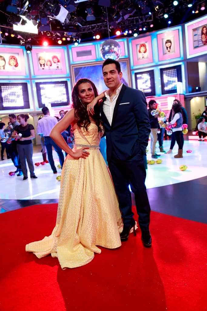 Omar se puso los tacones de Cecilia para estar más alto que ella.