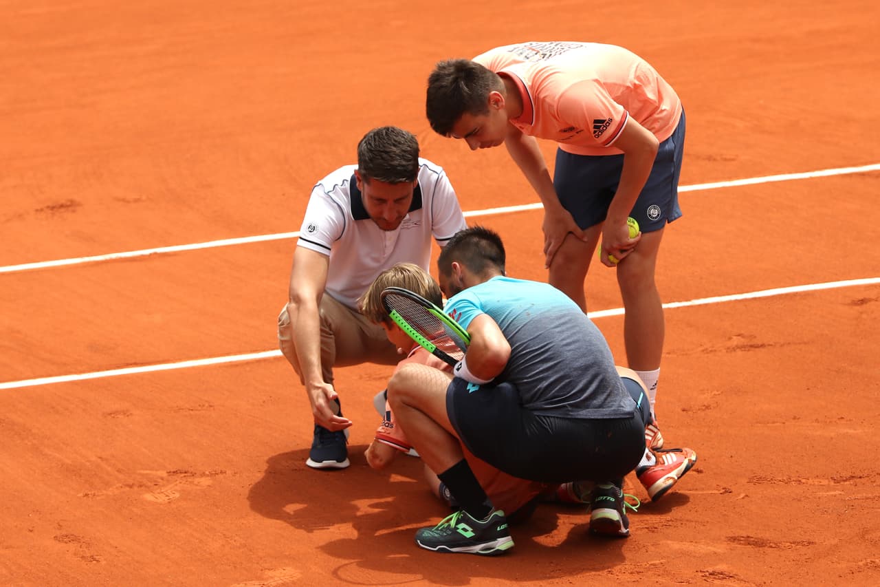 El incidente se presentó en el cuarto set cuando el bosnio iba arriba por dos sets a uno y con el marcador de ese parcial 1-1.