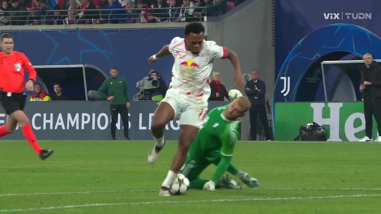 ¿Era roja? VAR expulsa a Di Gregorio por mano